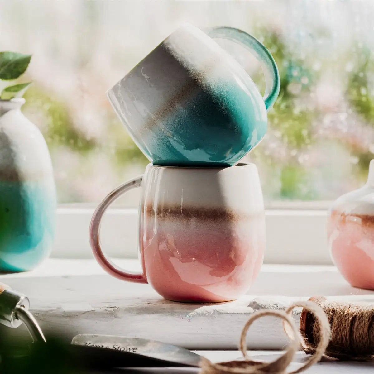 Détail de la tasse turquoise avec motifs nuancés et prise ergonomique