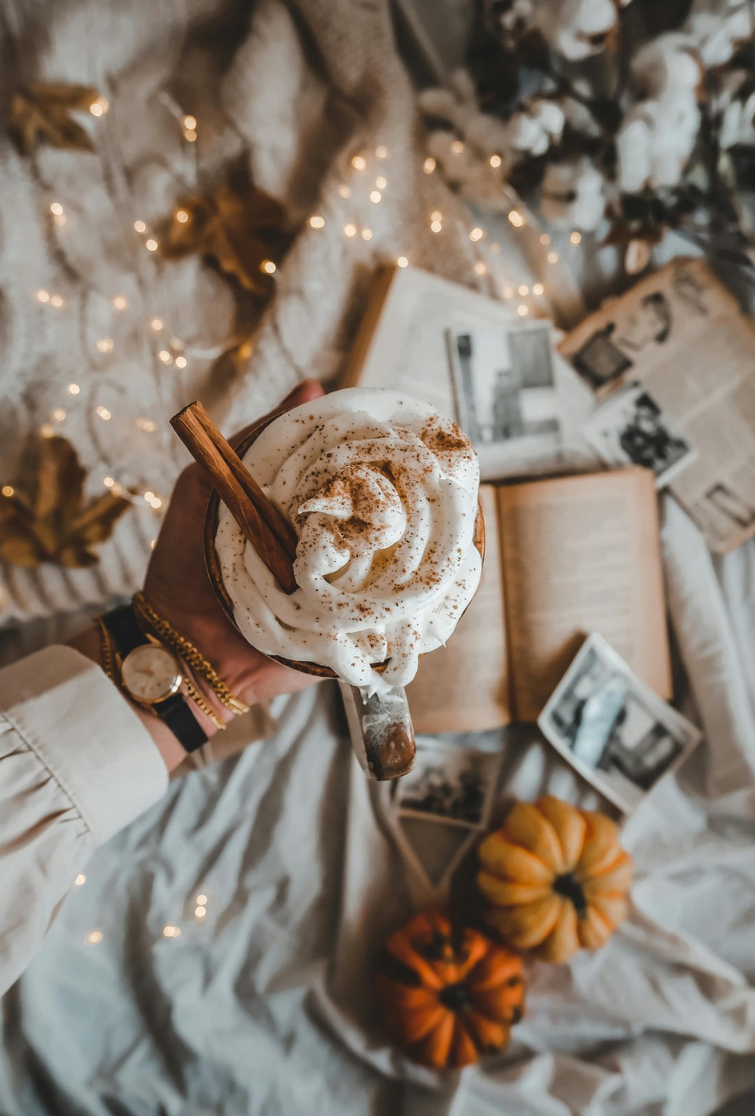 Pumpkin Spice Latte fait maison avec l'infusion Halloween Pumpkin Teatower, tasse et epices d'automne