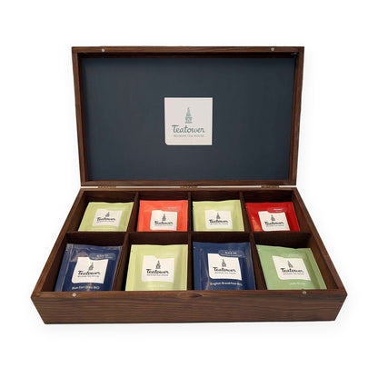 Coffret en bois Teatower ouvert, 8 compartiments garnis de thés et infusions en enveloppes